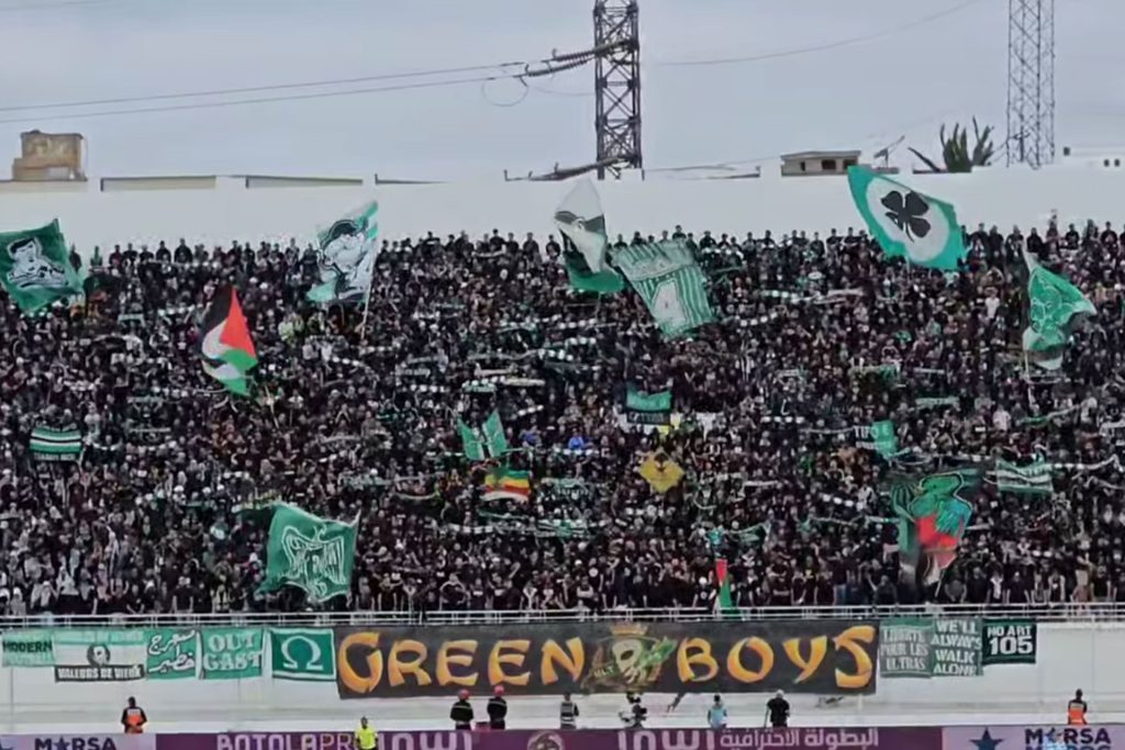 بالهتافات ورفع العلم الفلسطيني.. جمهور “الرجاء” المغربي يتضامن مع غزة