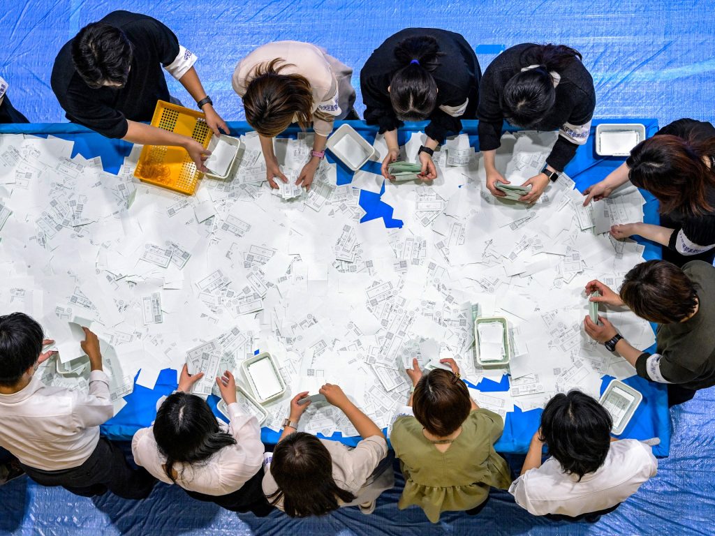 نيويورك تايمز: انتخابات مزلزلة تدفع أكثر دولة ديمقراطية استقرارا بآسيا نحو الفوضى