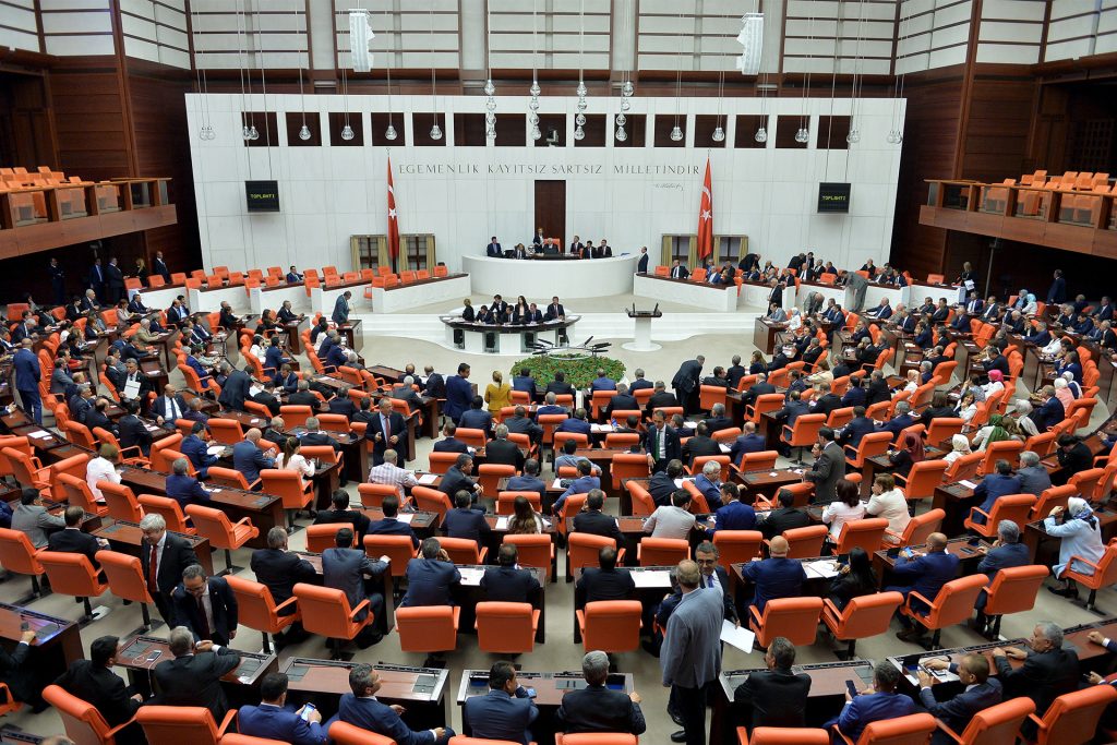 احتدام النقاش في تركيا بشأن ضريبة الدفاع مع تصاعد الحرب في غزة