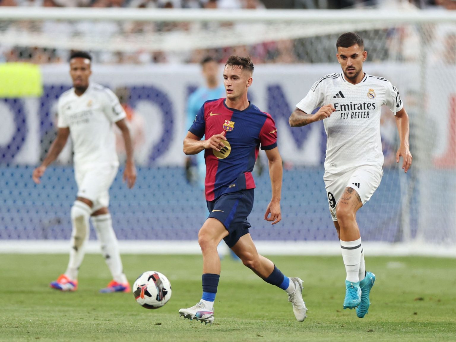 التشكيلتان ونظاما لعب ريال مدريد وبرشلونة في الكلاسيكو