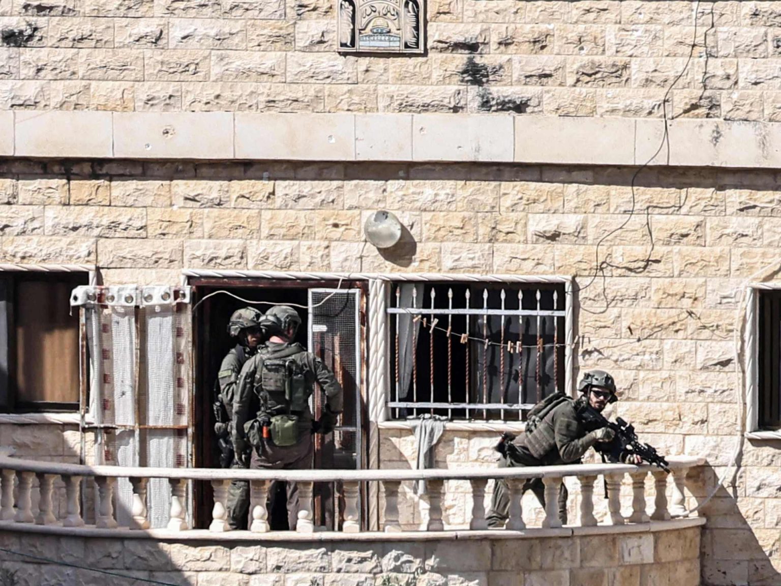 الاحتلال يحول منازل فلسطينيي الضفة لثكنات عسكرية