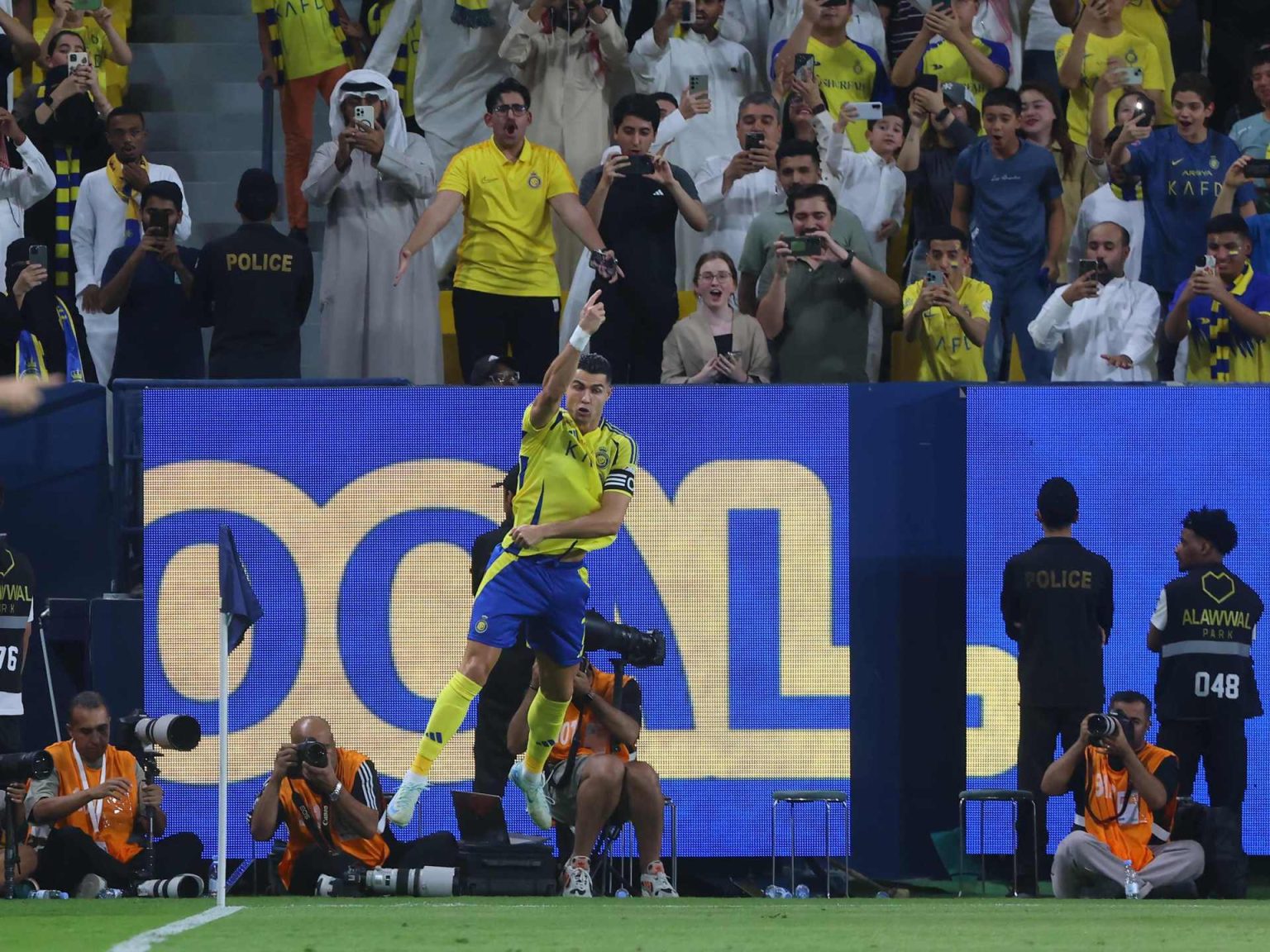 رونالدو يشعل المنافسة مع ميسي بإنجاز تاريخي جديد