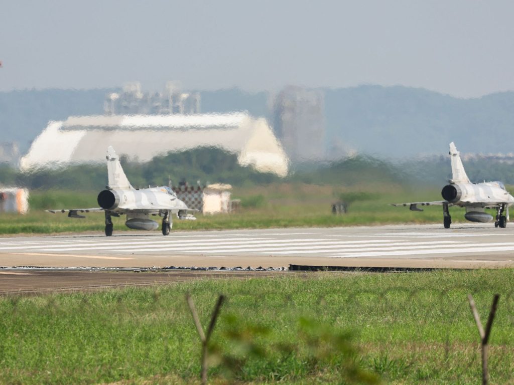 الصين تطلق مناورات عسكرية وتايوان تؤكد نشر “القوات المناسبة” للرد