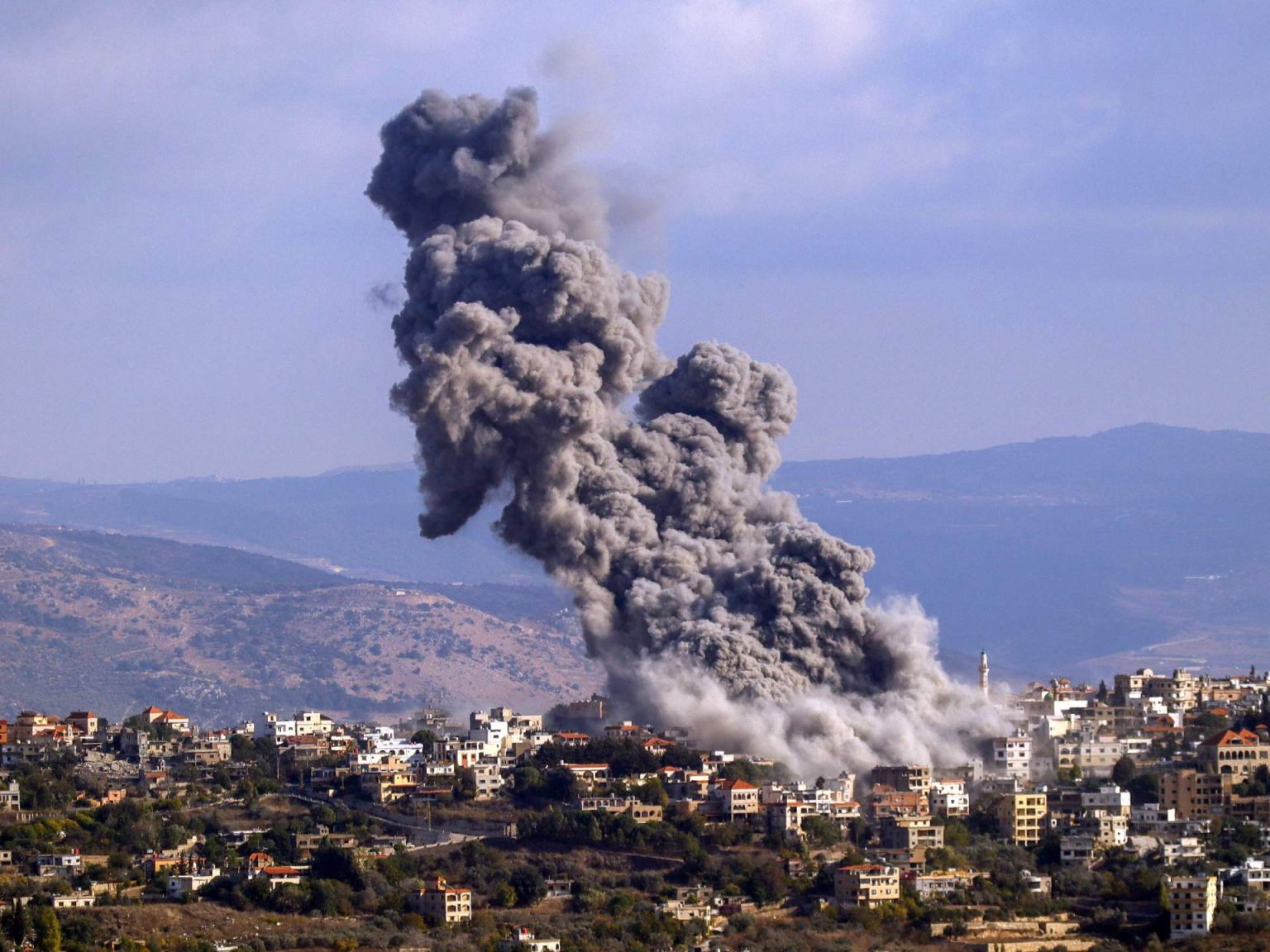 كاتب في هآرتس: هل تطيل تل أبيب الحرب لتجنب حرب أهلية محتملة؟