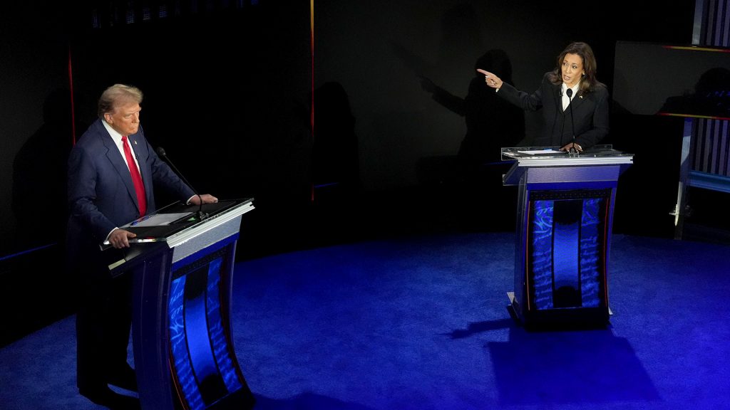 فايننشال تايمز: ترامب وهاريس تجاهلا الحديث عن الدين الوطني المتزايد