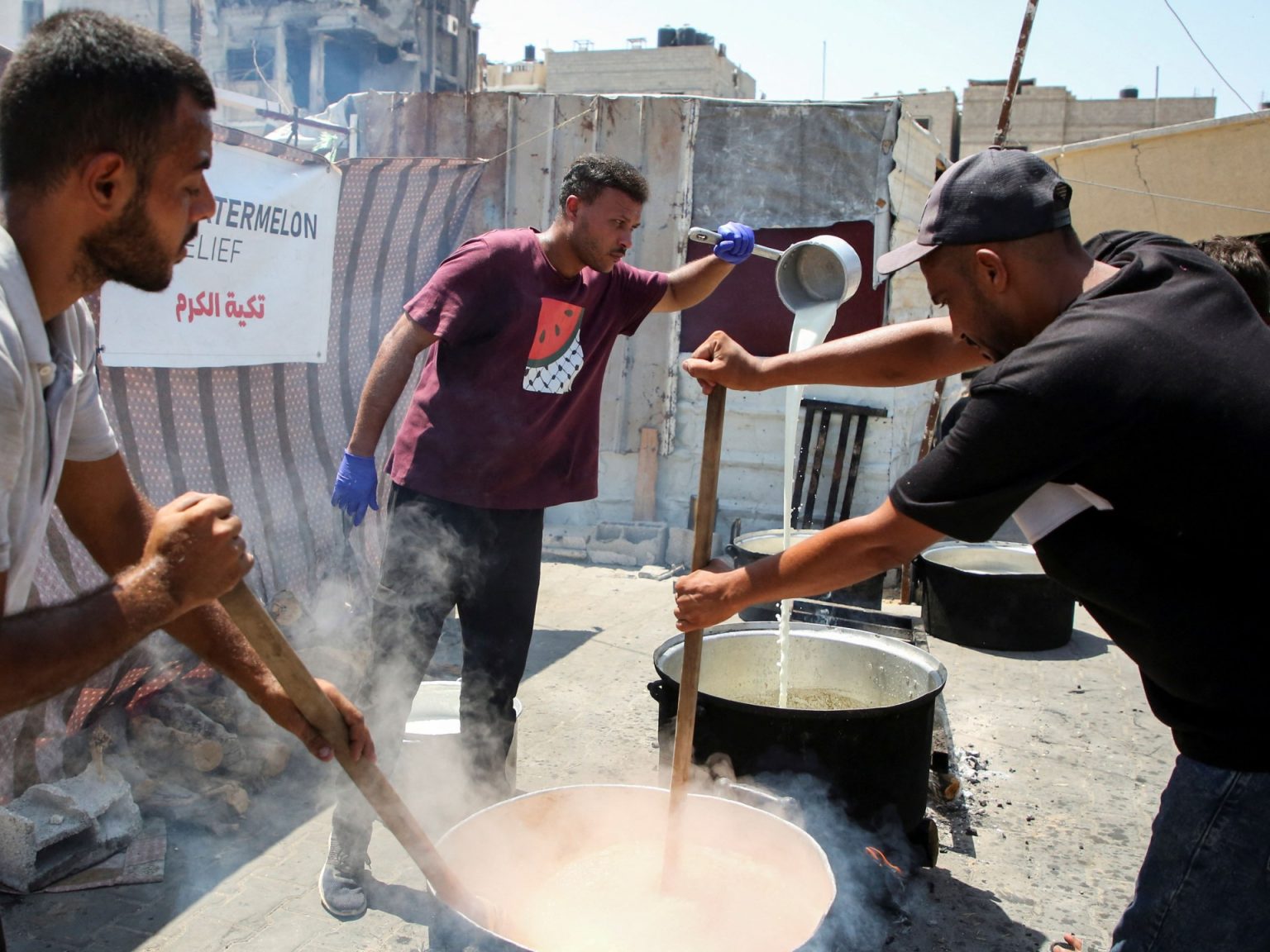 صحف عالمية: إسرائيل تعرقل وصول المساعدات لشمال غزة وبدأت استهداف مقار حكومية في لبنان