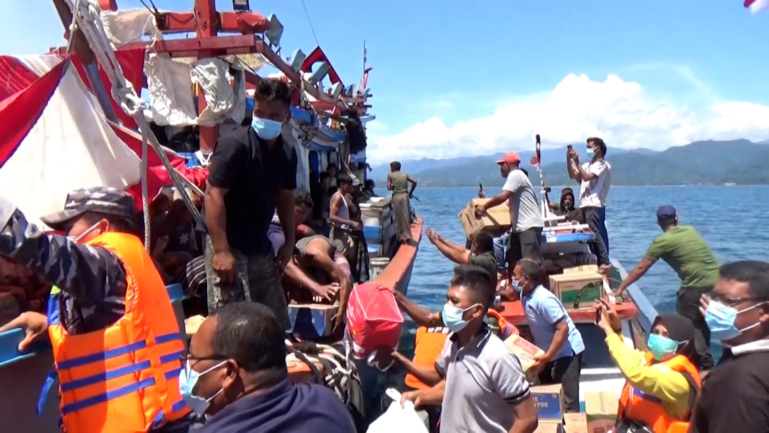 روهينغيون عالقون بالمياه الإندونيسية والشرطة تلاحق شبكة تهريب البشر