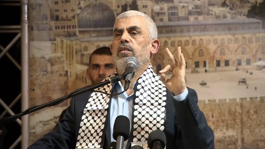 “أيقونة ملهمة”.. سعي إسرائيلي لتحطيم صورة السنوار في ظهوره الأخير