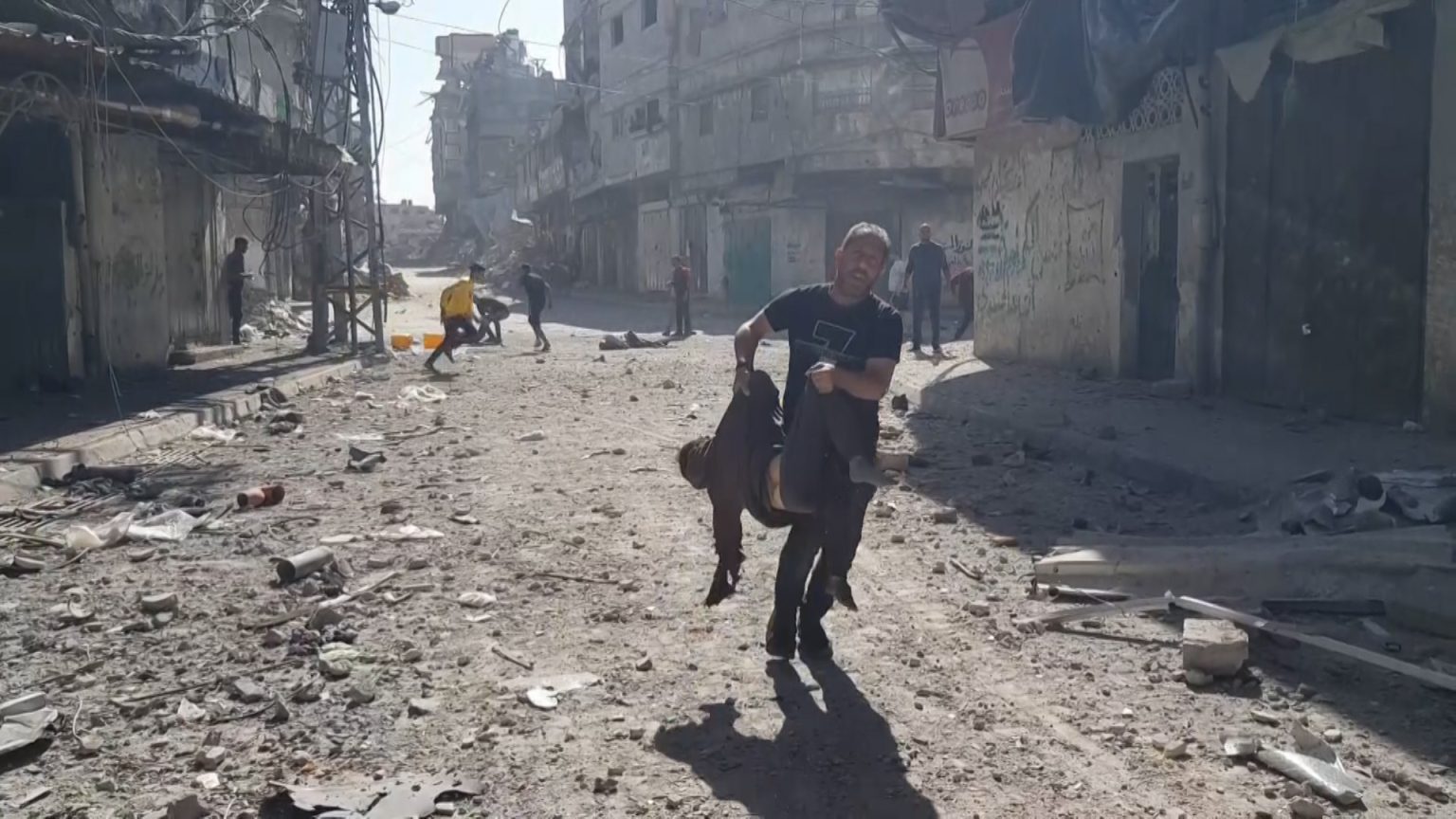 محاولات إسرائيل لإبادة غزة أرضا وشعبا تشتد