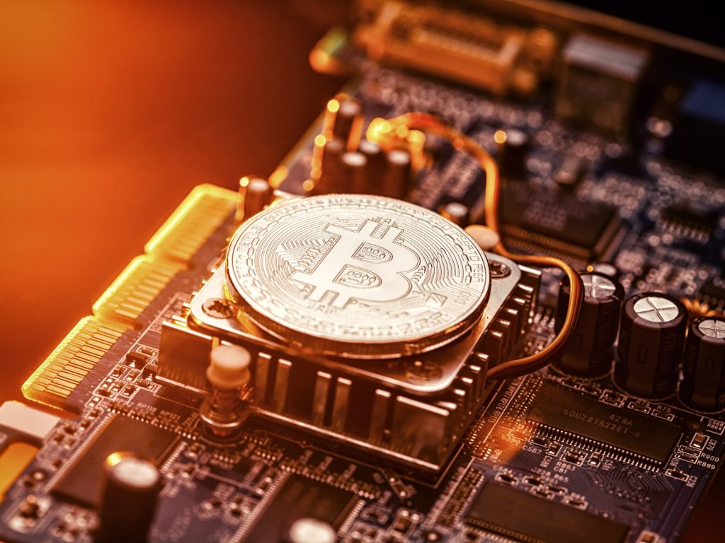 الرهان على فوز ترامب بالانتخابات الأميركية يرفع البيتكوين