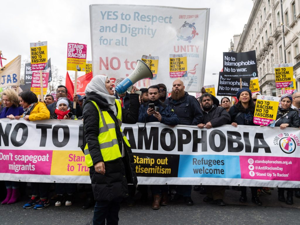 كيف تواجه الحكومة البريطانية تصاعد الإسلاموفوبيا؟