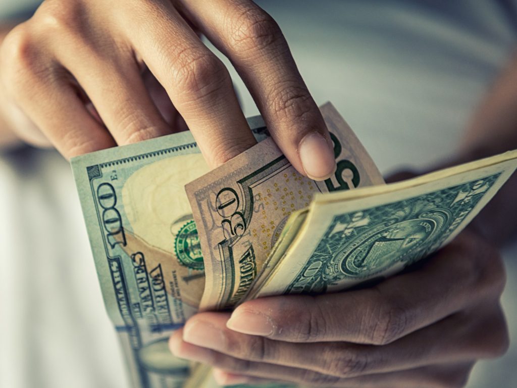 كيف تتعامل مع إقراض المال للأحبة؟