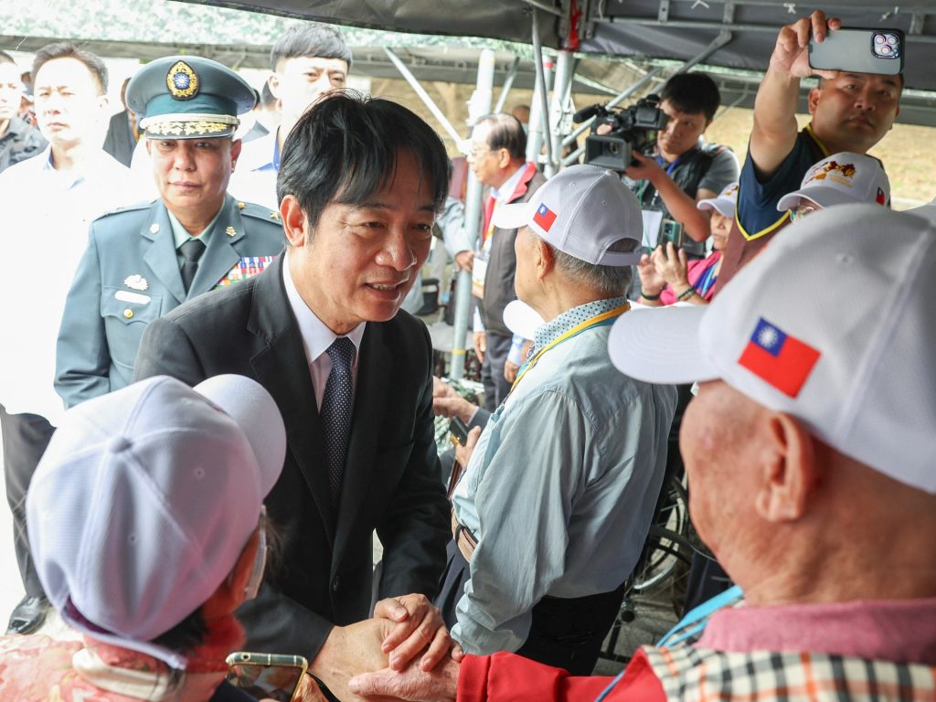 رئيس تايوان يزور إحدى الجزر المتنازع عليها مع الصين ويؤكد الدفاع عن كل شبر منها