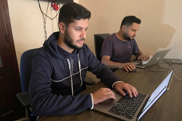 ينظر حسان المصدر لعودته للعمل من جديد كالعودة إلى الحياة-رائد موسى-دير البلح-الجزيرة نت