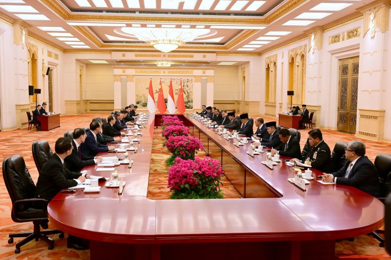 وقعت إندونيسيا والصين على بيان سياسي واقتصادي مشترك تناول قضايا داخليةوثنائية وإقليمية هامة بما فيها التنمية المشتركة للبحار بينهما المصدر: مكتب الرئاسة الإندونيسي