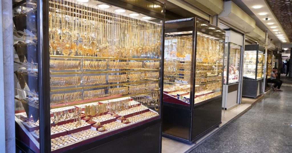 لماذا ترتفع أسعار الذهب بأسواق العراق؟