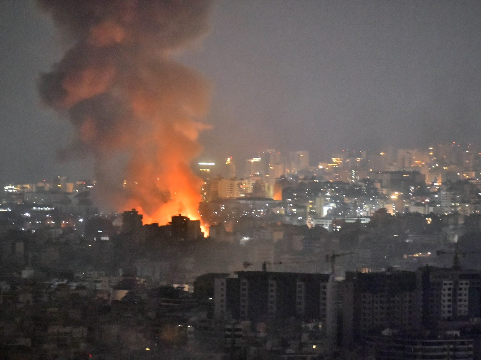 حزب الله يقصف قاعدة عسكرية بحيفا وغارات إسرائيلية على جنوب لبنان