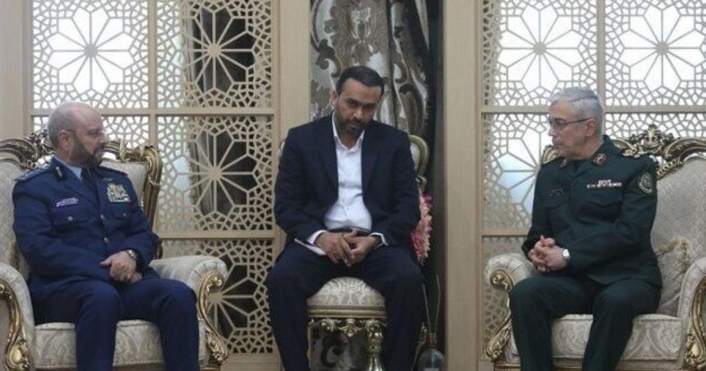 في خطوة نادرة.. رئيس هيئة الأركان السعودي يزور إيران