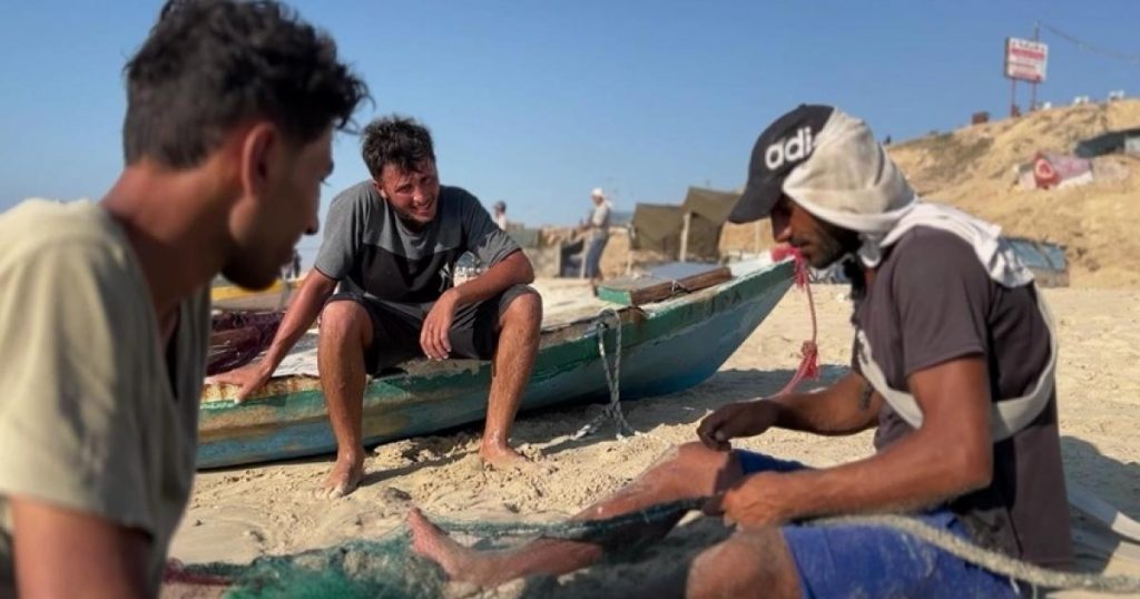 تحت النار وشباكهم خاوية .. الصيادون في غزة يعانون لإطعام أسرهم
