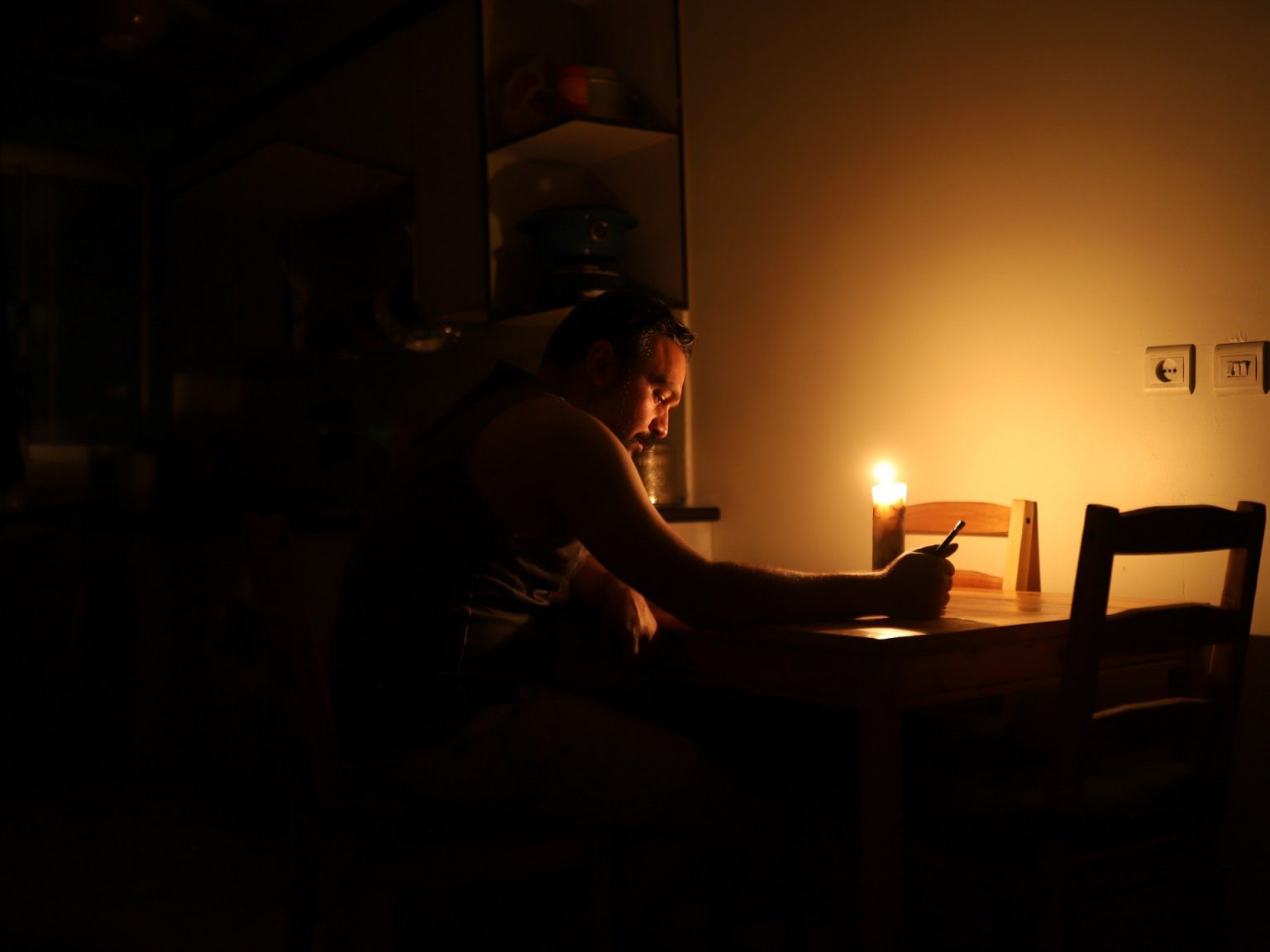 نقص في الوقود يدفع إيران إلى ترشيد استهلاك الكهرباء