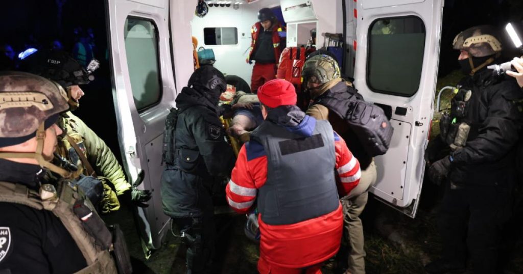 مساعدات أميركية جديدة.. مقتل شرطي وإصابة 30 بقصف على خاركيف