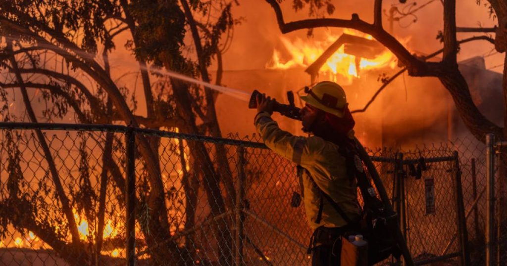 إجلاء 10 آلاف شخص.. حرائق الغابات تطوق المنازل في كاليفورنيا