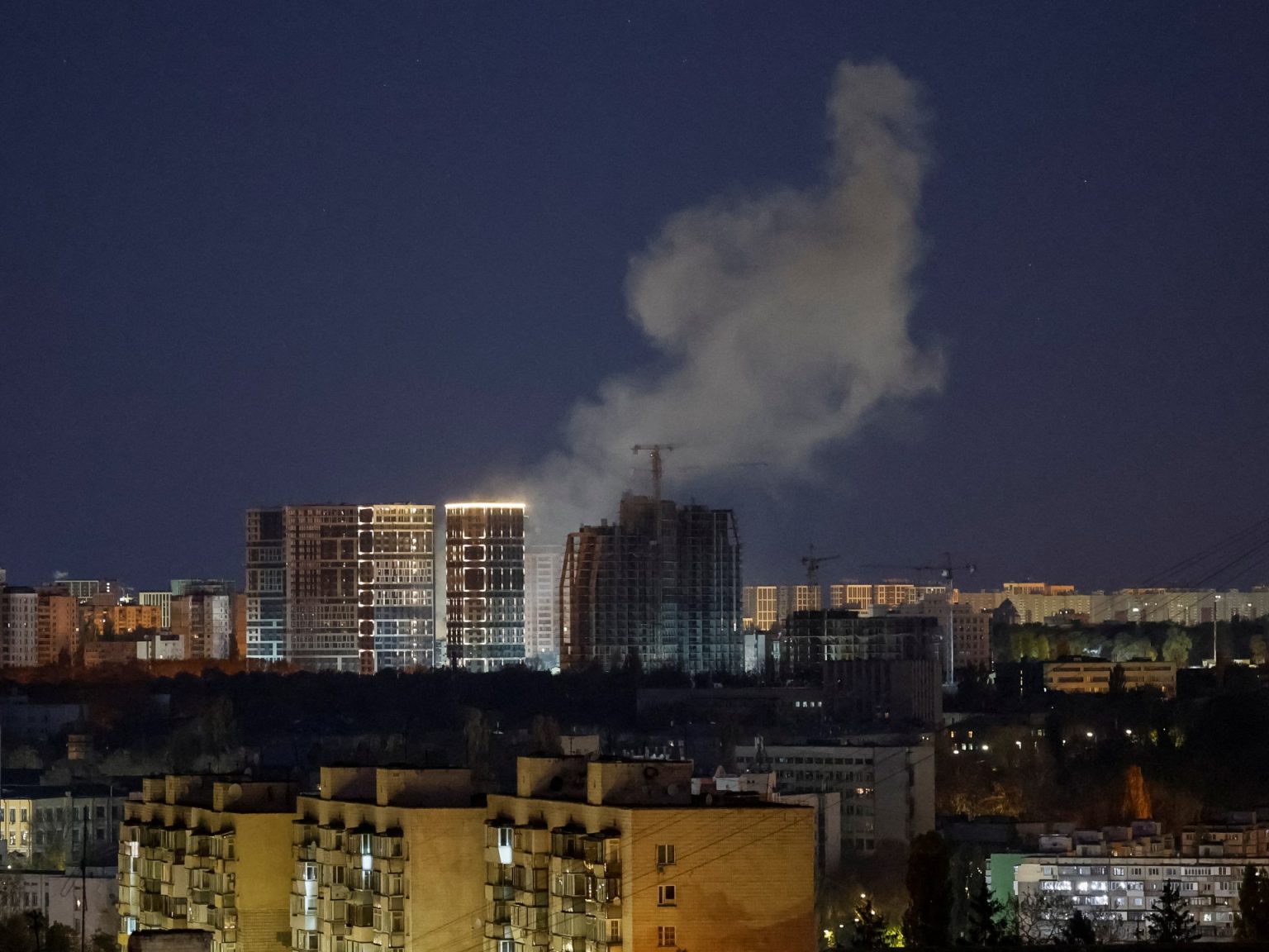 هجوم روسي يشعل حرائق بكييف وغوتيريش قلق “لوصول” قوات كورية شمالية