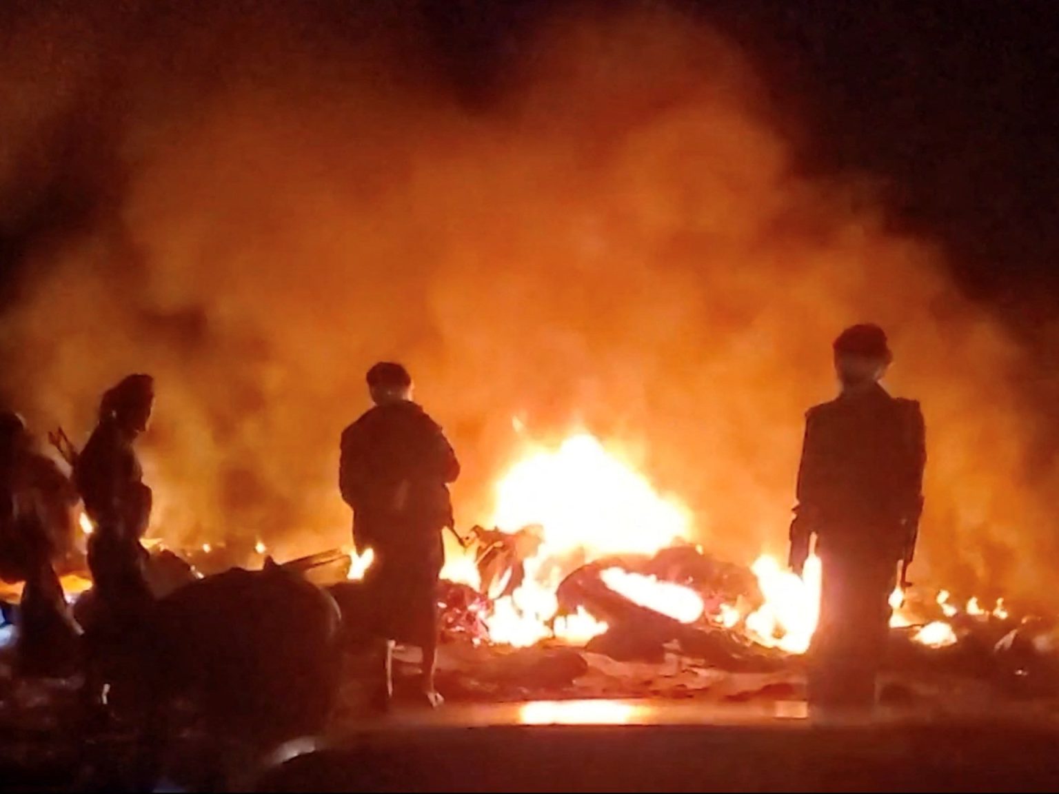 غارات أميركية على صنعاء وعمران وسفينة تغير مسارها قرب عدن