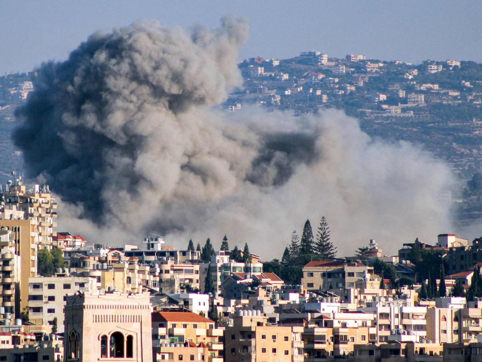 حزب الله يقصف حيفا وصفد و 120 ألف إسرائيلي يحتمون بالملاجئ