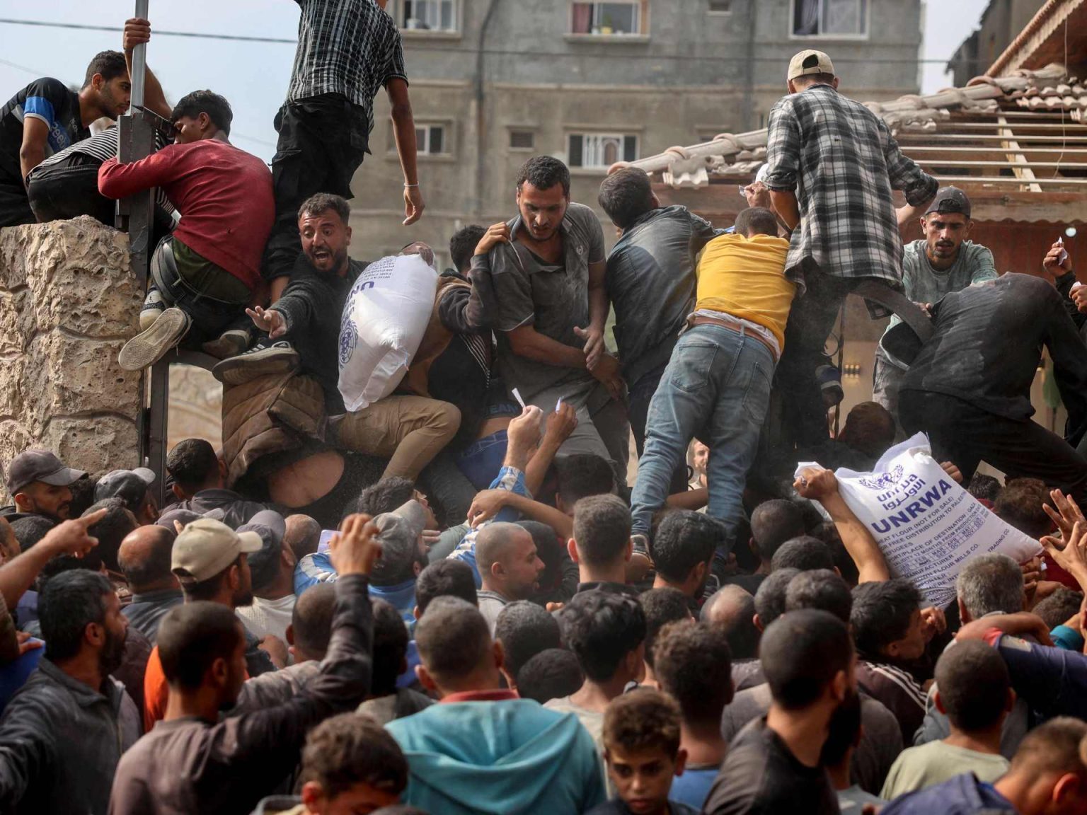 هل يدعم الاحتلال عصابات سرقة المساعدات في غزة؟