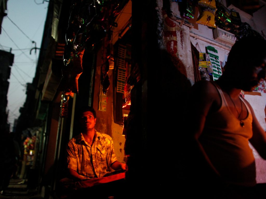 شركة هندية تبدأ قطع الكهرباء عن بنغلاديش