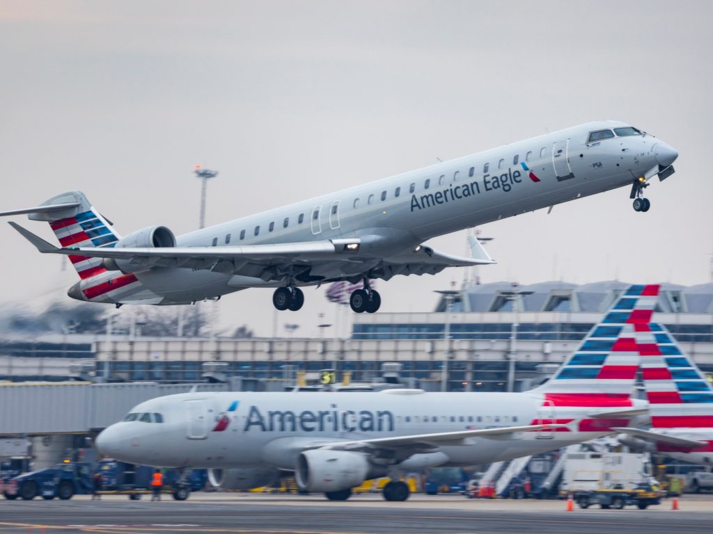 أميركان إيرلاينز وشركات طيران عالمية تمدد تعليق رحلاتها إلى إسرائيل