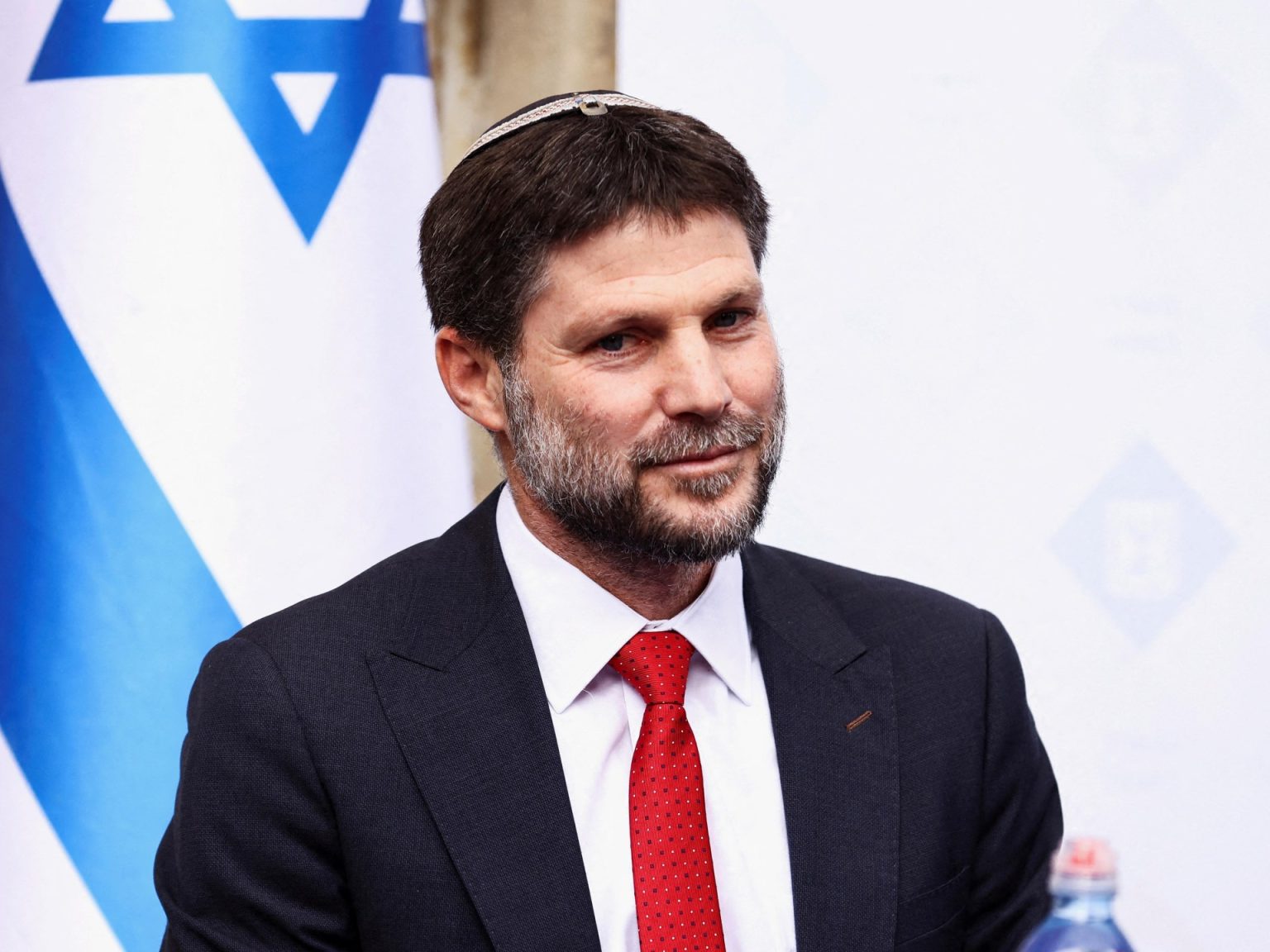 سموتريتش يمدد التعاون مع البنوك الفلسطينية لشهر تحت ضغط أميركي