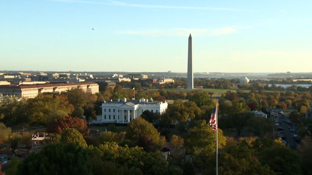 سباق البيت الأبيض يحتدم والولايات المتأرجحة في الواجهة