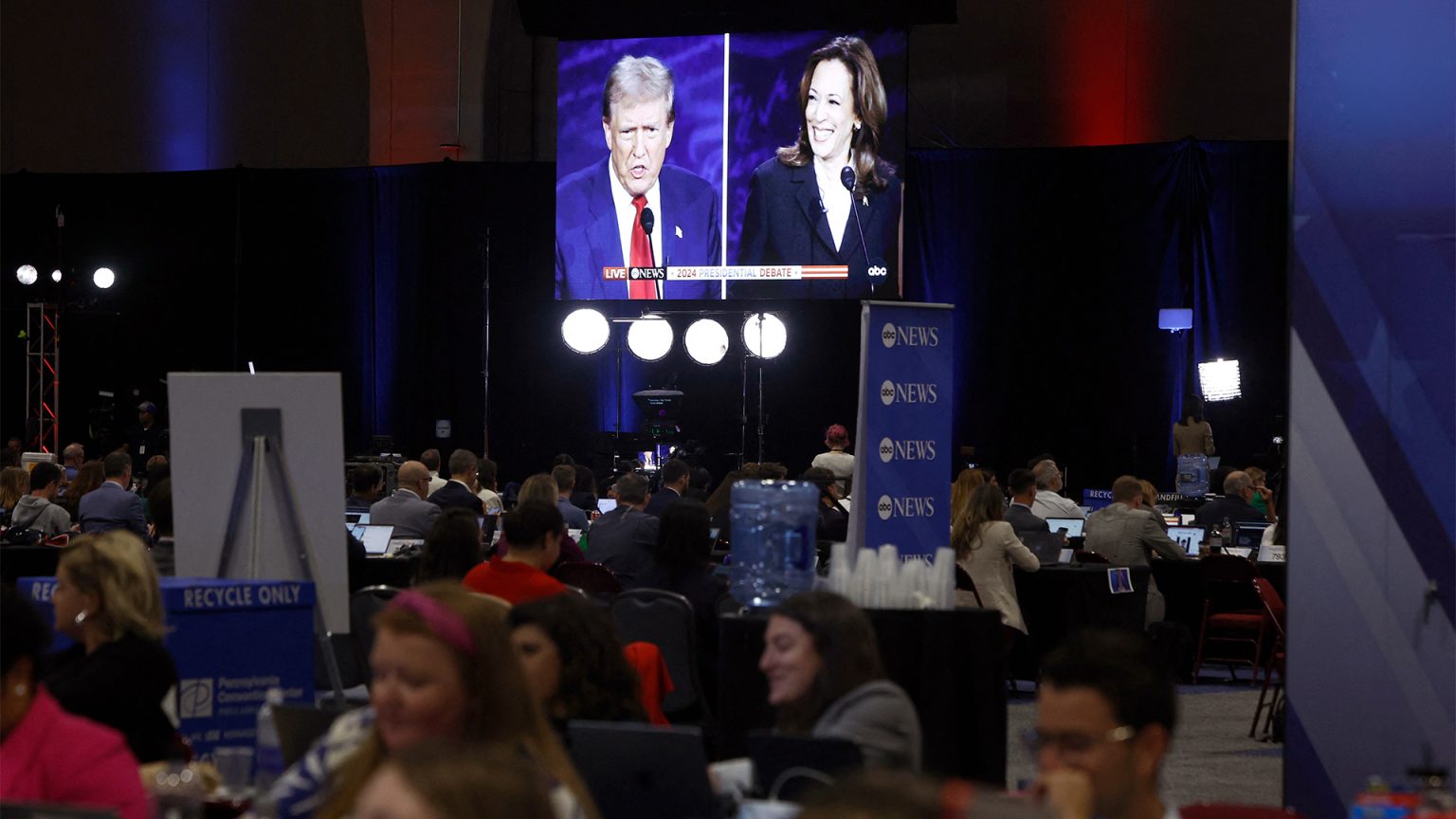 بسباق الساعات الأخيرة بين هاريس وترامب من يظفر بأصوات الولايات المتأرجحة؟