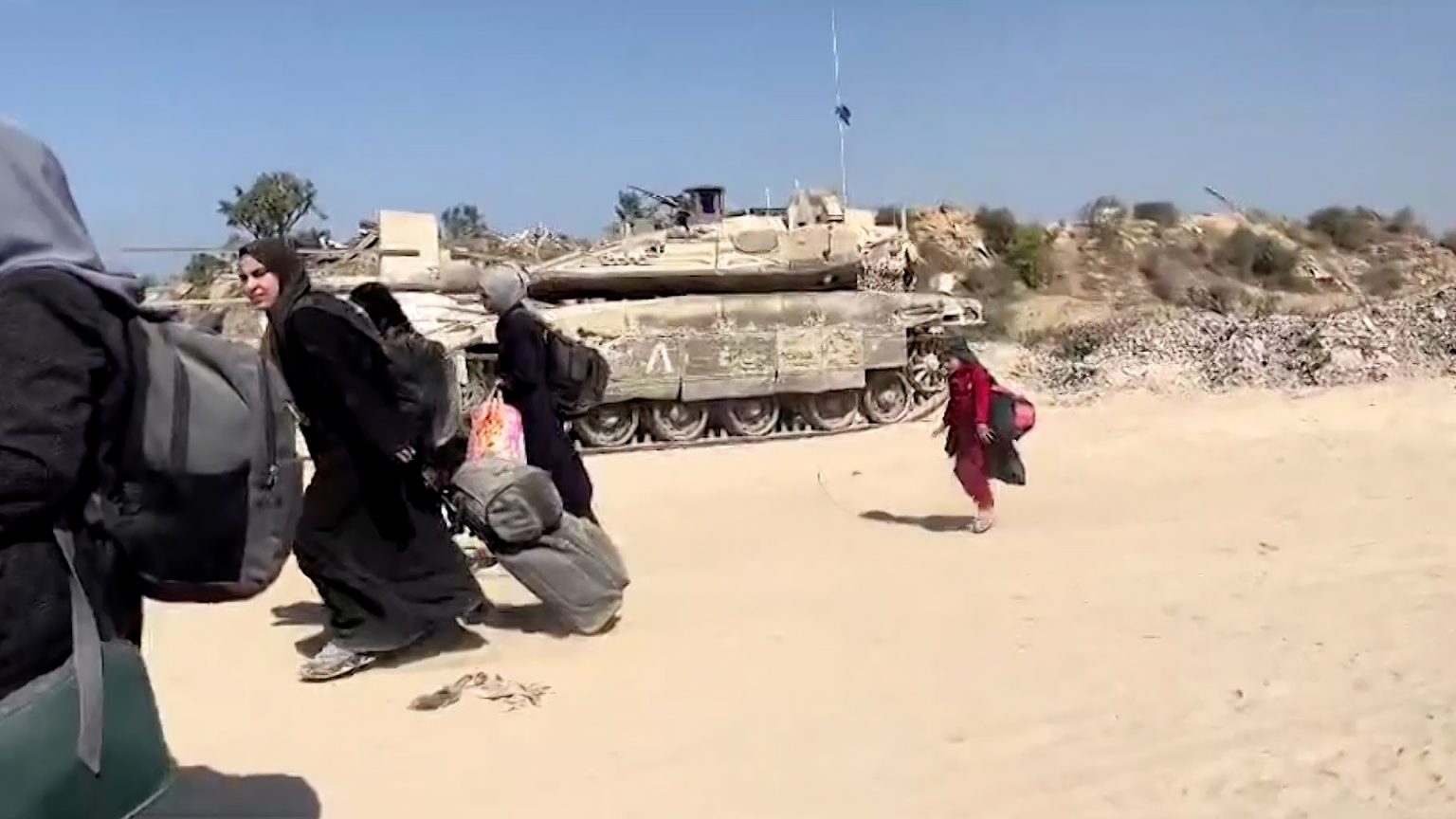 الاحتلال يجبر نساء وأطفال شمال غزة على النزوح مشيا باتجاه الجنوب