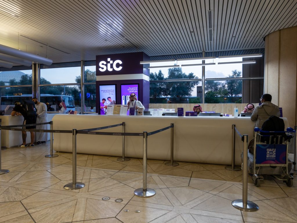 الصندوق السيادي السعودي يجمع مليار دولار من بيع حصة في “إس تي سي”