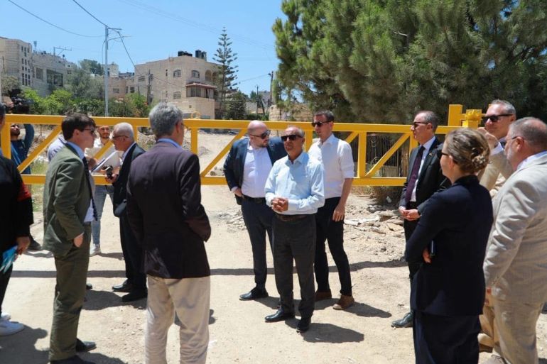 من تواجد الدبلوماسيين أمام البوابة الحديدية التي اقامها جيش الاحتلال على مدخل مخيم جنين الشرقي