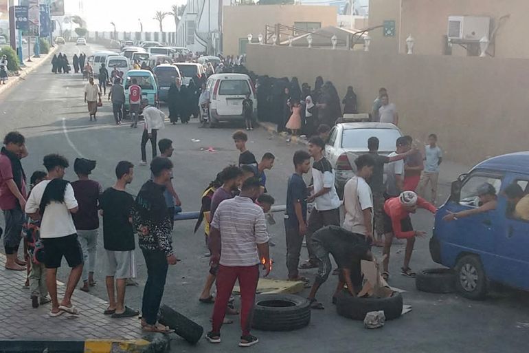 محتجون يغلقون الطريق تنديدًا بانقطاع الكهرباء (مواقع التواصل) (2)