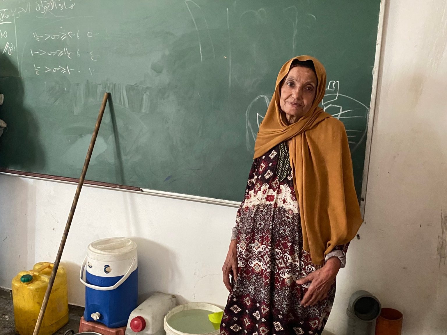 غزيون يبيعون ما تبقى معهم لسد رمقهم