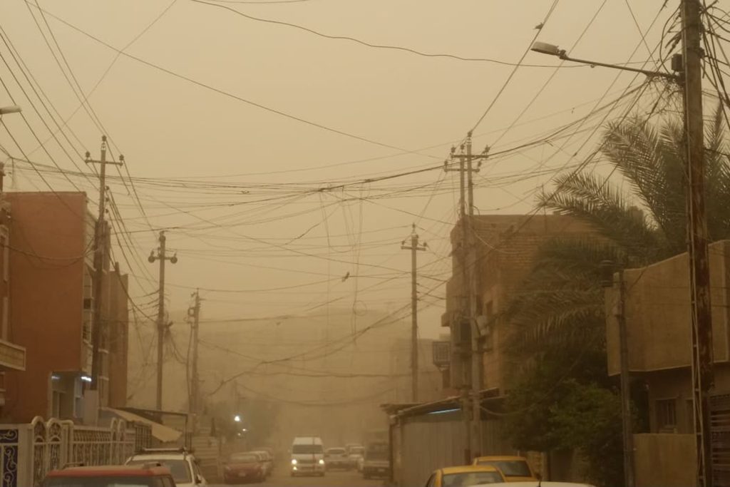 العراق يخسر مليون دولار يوميا بسبب العواصف الرملية