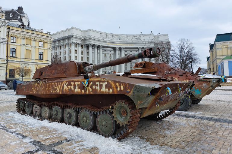 آليات ومعدات روسية محترقة أمام وزارة الخارجية في وسط العاصمة كييف