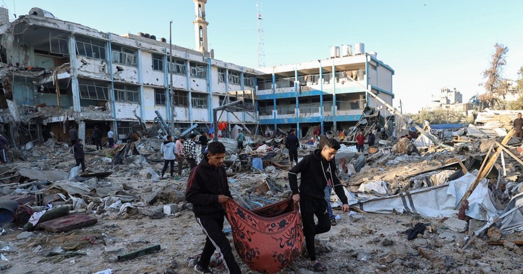 مجزرة إسرائيلية مروعة تُحول مدرسة نازحين بغزة إلى مقبرة جماعية