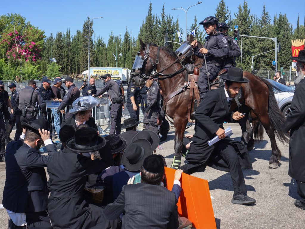 الحريدية أم البندقية.. كيف تصادمت العقيدة العسكرية مع الدين بإسرائيل؟