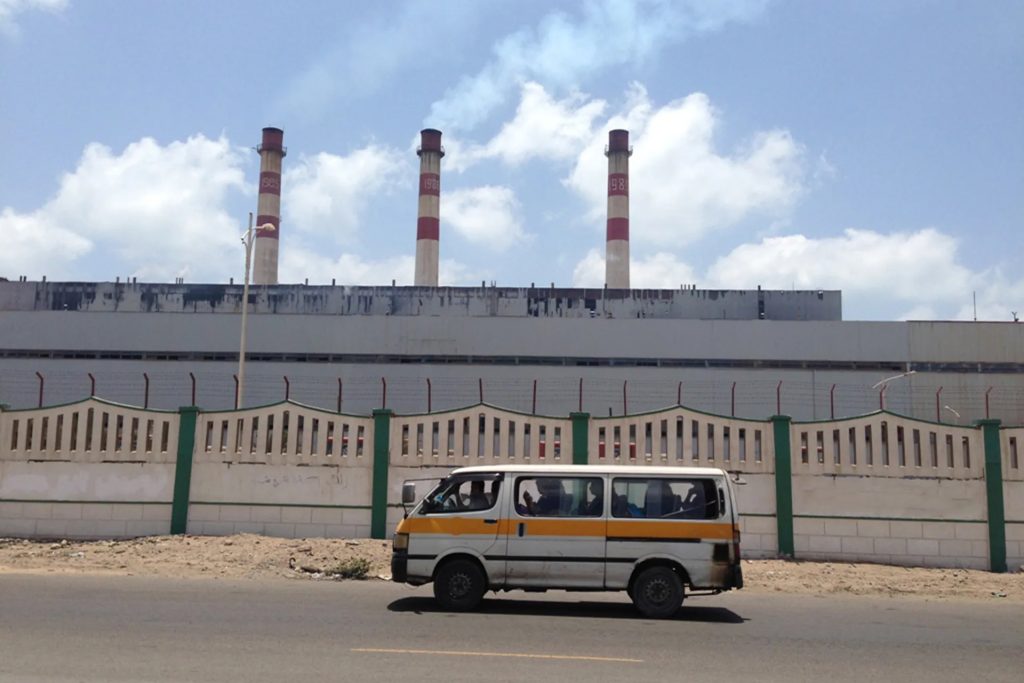 عدن في قبضة الظلام و أزمة كهرباء تخنق الحياة