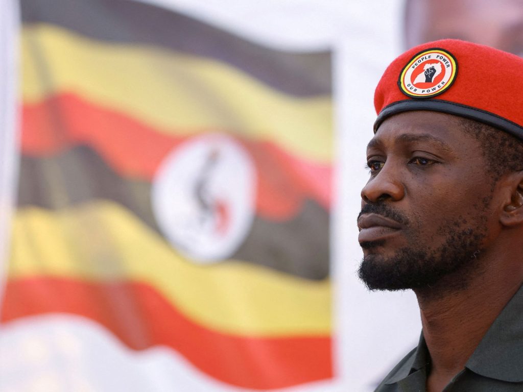 المغني الأوغندي بوبي واين يعلن عزمه الترشح للرئاسة