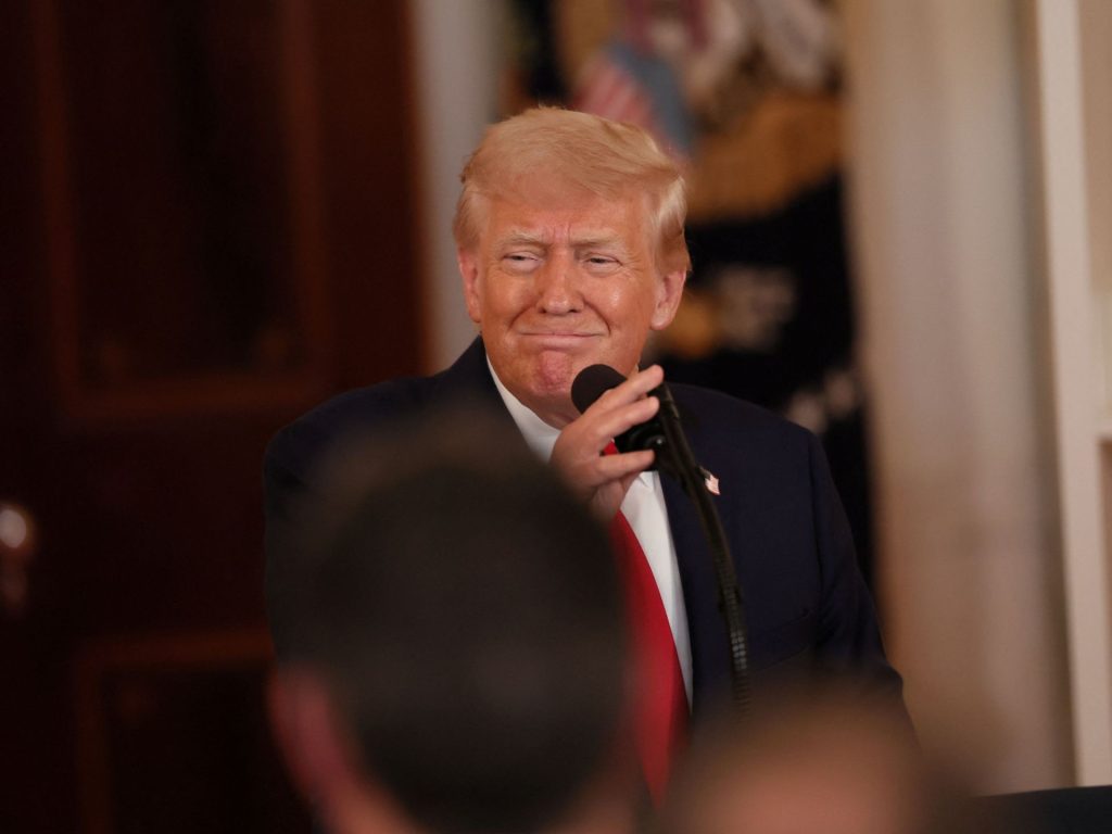 كاتب إيطالي: تعريفات ترامب الجمركية هدية للمافيا