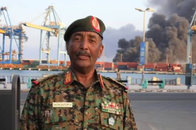 البرهان يوجه خطابا للشعب السوداني أمام كورنيش بساحل البحر الأحمر وخلفه دخان حريق-مصدرها مجلس السيادة: