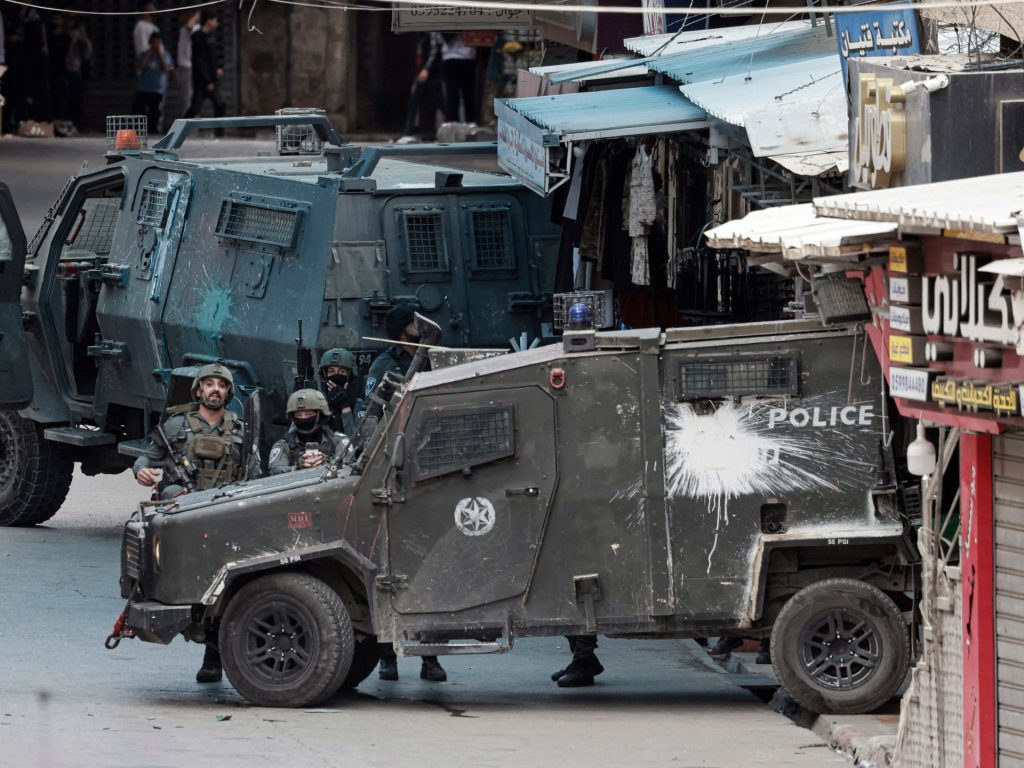 شهيد وعشرات المصابين برصاص الاحتلال في نابلس