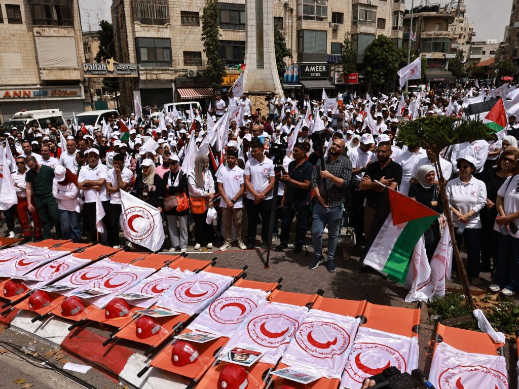 بالصور.. طواقم الهلال الأحمر تطالب بالحماية وسط غياب العدالة في غزة